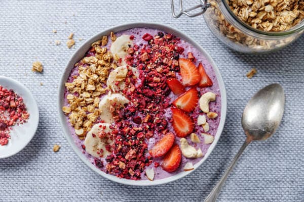 Frische Zutaten und eine Schale mit Obst und Müsli auf einem Tisch